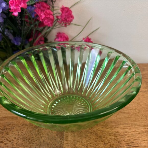 Vintage Green Depression Glass Bowl Ribbed Starburst Pattern Art Deco Style - Picture 4 of 7